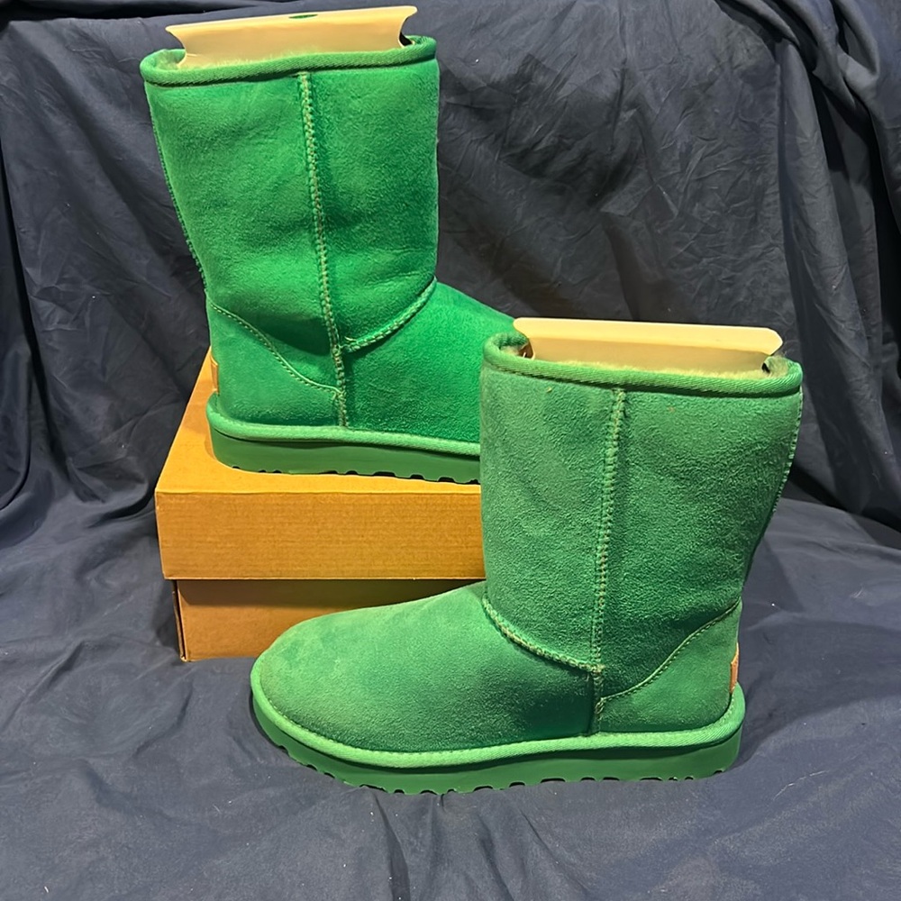 UGG- CLASSIC SHORT II, EDGR, 7 women QS